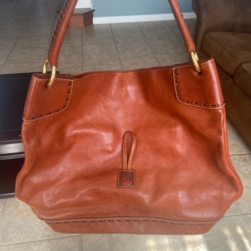 Elegant Tan Leather Shoulder Bag